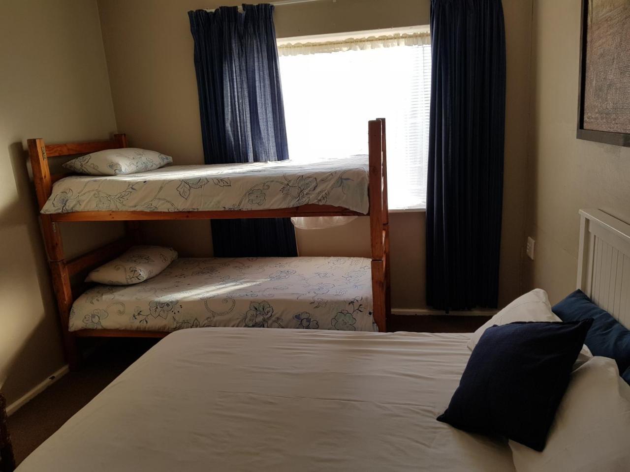 Stellenbosch Travellers Lodge Hostel Bagian luar foto